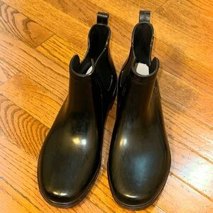 Women’s black Chelsea rain boot